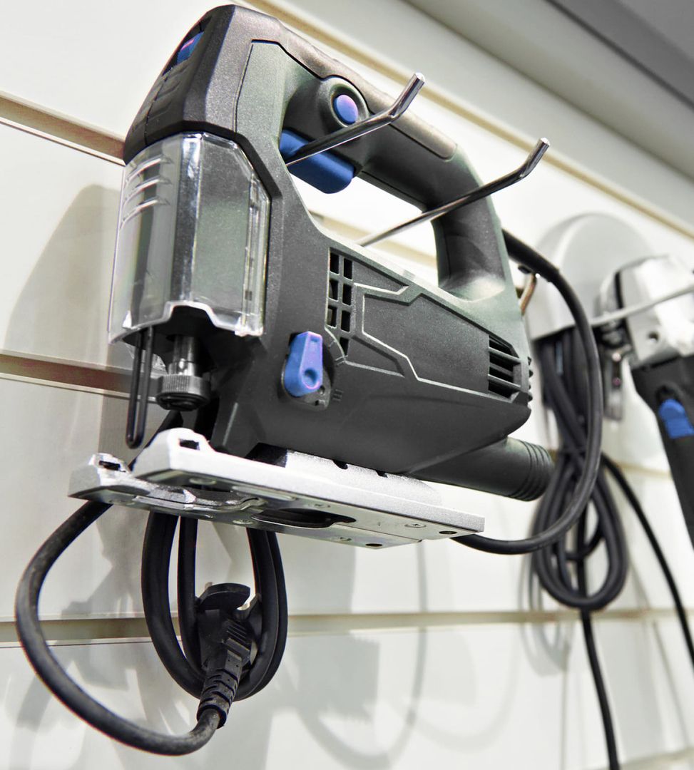 Sägegerät, dass an in einem Fachgeschäft an der Wand hängt